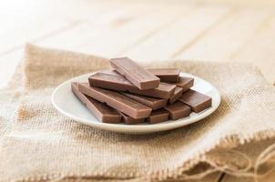 barras de chocolate no fundo de madeira foto