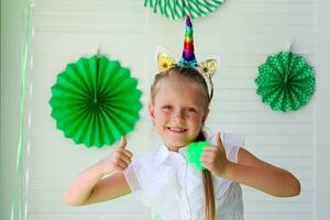 uma pequeno menina com uma unicórnio aro . aniversário para crianças. st. patrick é dia celebração foto