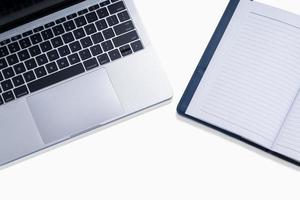 laptop com livro e espaço de cópia para objeto de negócios foto
