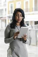 mulher hispânica trabalhando com um tablet foto