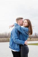 jovem casal apaixonado se abraçando ao ar livre no parque