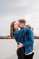 jovem casal apaixonado se abraçando ao ar livre no parque foto