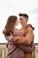 jovem casal apaixonado se abraçando ao ar livre no parque