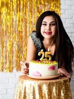mulher comemorando aniversário pronta para soprar velas no bolo foto