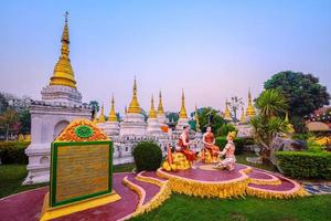 wat phra chedi sao lang é um templo budista em lampang, tailândia