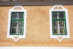 janelas gradeadas em uma casa antiga em Biertan, Sibiu, Romênia, 2020 foto