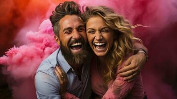 Diversão e brincalhão casal posando com colorida fumaça bombas foto