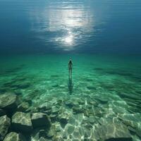 uma sereno tiro do uma solitário nadador dentro uma claro como cristal piscina foto