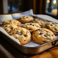 delicioso chocolate lasca biscoitos fresco a partir de a forno em uma bandeja foto