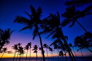 belo pôr do sol na ilha grande, costa de Kohala, waikoloa, havaí foto