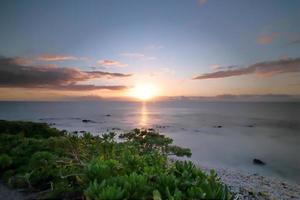 belo pôr do sol na ilha grande, costa de Kohala, waikoloa foto