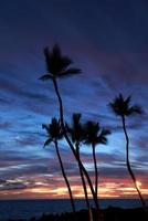 belo pôr do sol na ilha grande, costa de Kohala, waikoloa, havaí foto