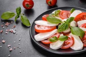 salada caprese italiana com tomate fatiado, queijo mussarela foto