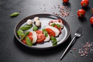 salada caprese italiana com tomate fatiado, queijo mussarela foto