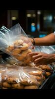 mans fechar acima açao protegendo biscoitos dentro uma plástico saco durante mercearia compras vertical Móvel papel de parede ai gerado foto