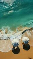 deslumbrante de praia cena a partir de acima, com guarda-chuvas, turquesa mar, e espreguiçadeiras vertical Móvel papel de parede ai gerado foto