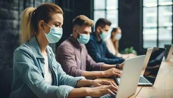 jovem pessoas de negócio dentro médico máscaras trabalhando em laptops dentro escritório durante covid-19 pandemia. ai gerado. foto