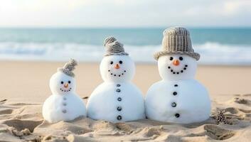 boneco de neve família em a de praia com mar fundo. inverno feriados conceito. ai gerado. foto