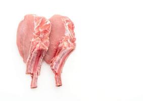 costeleta de porco fresca no fundo branco foto