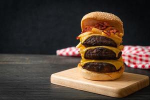 hambúrguer ou hambúrguer de carne com queijo, bacon e batatas fritas - estilo de comida não saudável foto