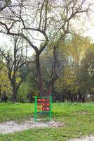 uma brilhante Parque infantil cercado de vegetação, uma jogo da velha jogo. agradável e acolhedor parque para relaxamento. foto