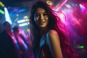 retrato do uma lindo jovem ásia mulher com grandes cabelo dentro noite clube ai gerado foto