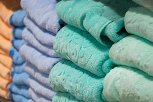 uma pilha de close-up de toalhas de banho. acessórios de spa para cuidados de saúde. foto