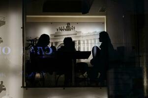 silhuetas do pessoas dentro a cafeteria foto