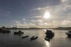 belo pôr do sol em frente à ponte ilheus-pontal. foto