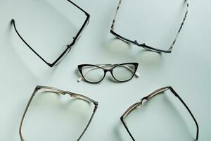 à moda Óculos em colori fundo. ótico loja, visão teste, à moda óculos conceito. foto