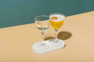 alcoólico coquetel em uma pódio em uma colori fundo. minimalista bebidas conceito. foto