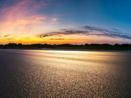 esvaziar asfalto estrada e lindo céu às pôr do sol, panorâmico visualizar. foto