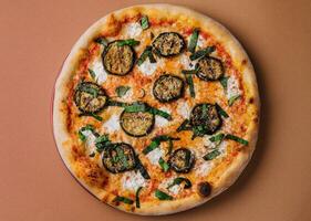 vegetariano pizza com assado legumes foto