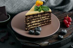 chocolate baunilha bolo com bagas em prato foto