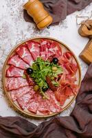 tradicional espanhol Jamon, prosciutto bruto, italiano salame foto