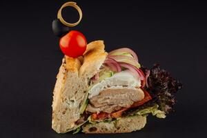 saudável grelhado frango sanduíche com alface, tomate, pepino e cebola foto