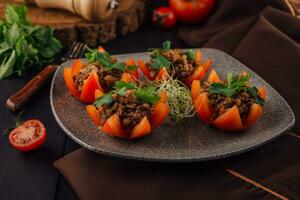 saboroso vermelho recheado tomates com arroz e picado carne foto