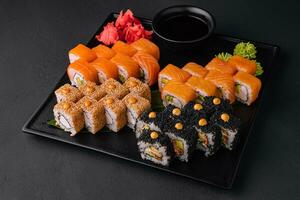 Sushi conjunto em a Preto bandeja foto