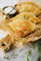 delicioso tortas filo pastelaria com frango, espinafre e feta fechar-se em a mesa foto