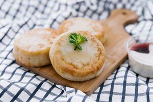 chalé queijo panquecas em borda fechar acima foto