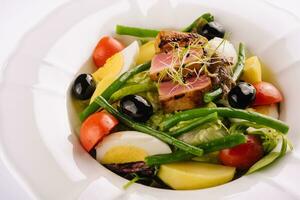 niçoise salada com tuma e tomate foto