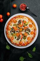 vegetariano pizza com abobrinha, beringela, cogumelos e tomate foto