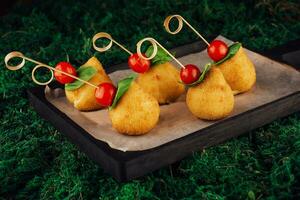 saboroso queijo bolas em forma de pêra com tomates foto