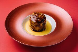 carne medalhão bife em vermelho prato foto