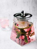 desintoxicação água dentro uma vidro jarro e uma vidro foto