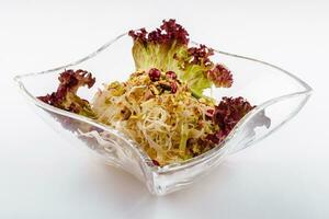 salada de repolho com pistachios dentro uma vidro tigela foto
