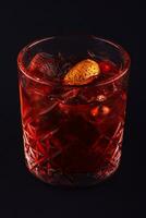 vermelho beber coquetel dentro vidro jarra com cereja foto