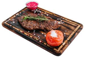 grelhado carne bife em de madeira borda foto