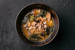 tradicional missô sopa com wakame algas foto