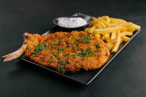 frito salsicha schnitzel a partir de vitela topside com francês fritas foto